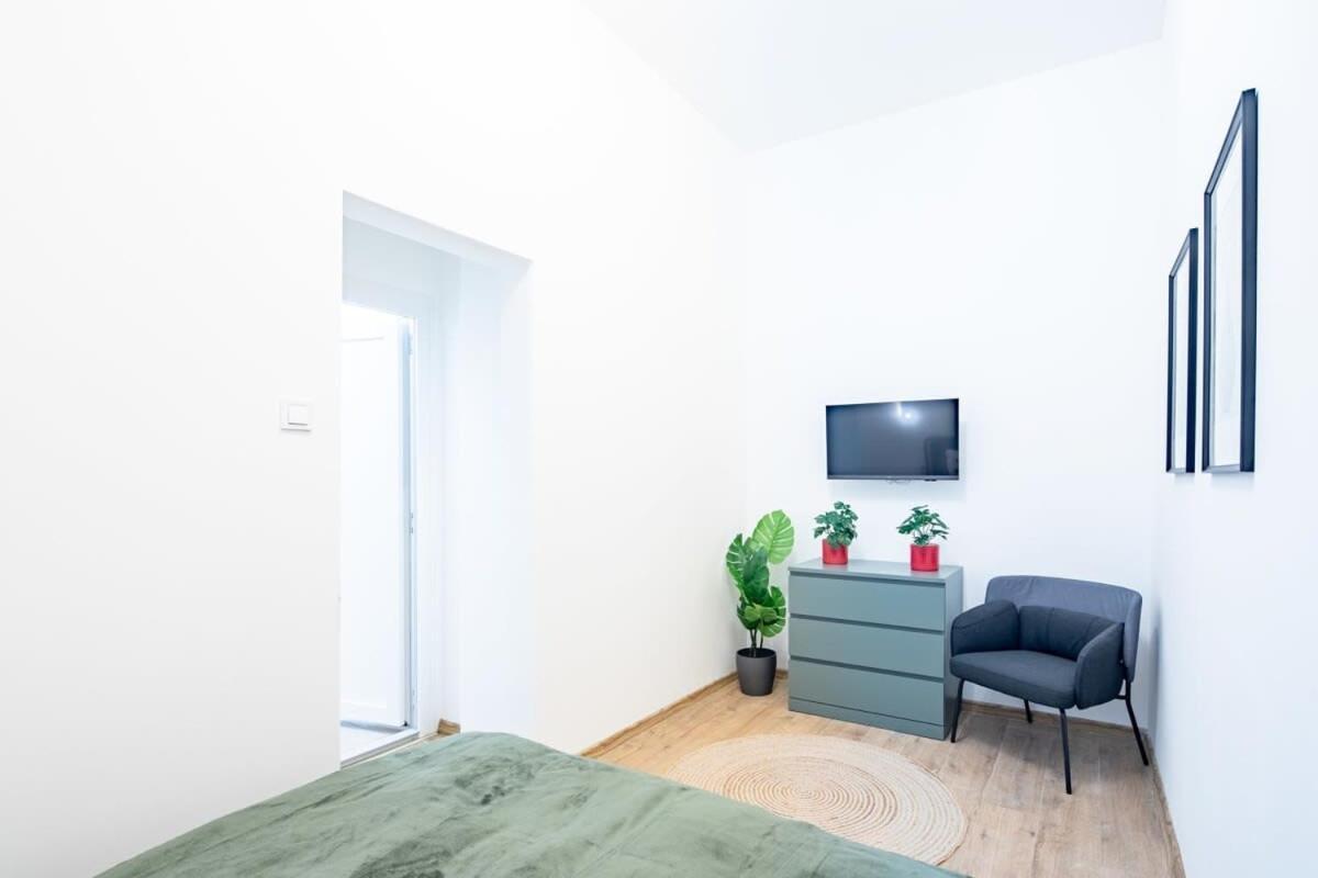 Central - New - Comfy Ac Studio Budapest Kültér fotó