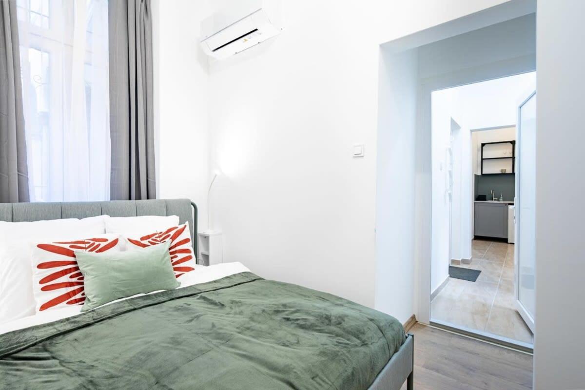 Central - New - Comfy Ac Studio Budapest Kültér fotó